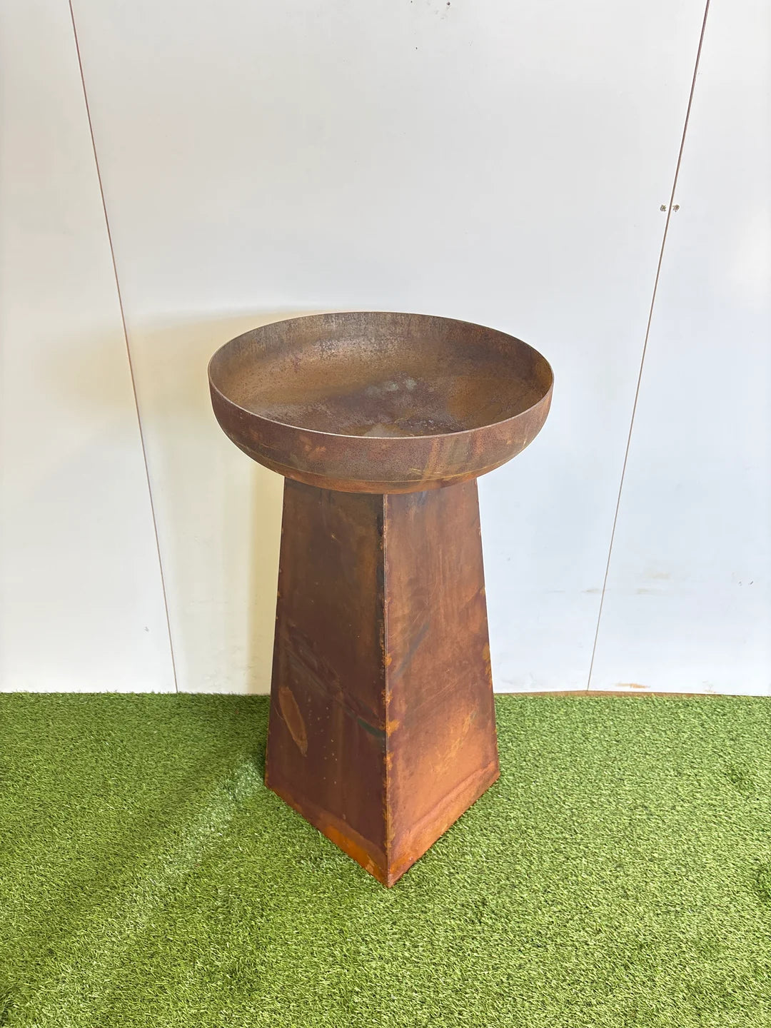 CONTEMPORARY FREE STANDING BIRD BATH
