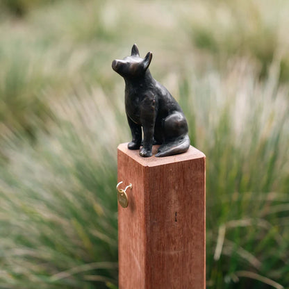 RBM VENUS DOG MEMORIAL ON POST - FIGURINE ONLY