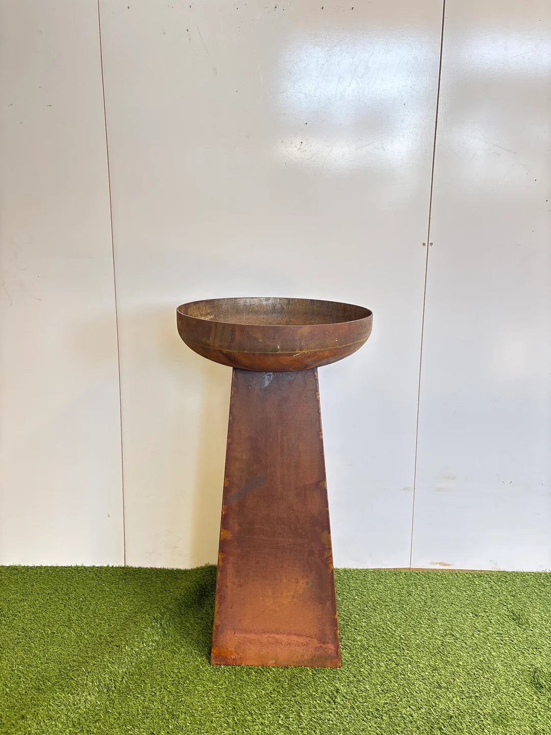 CONTEMPORARY FREE STANDING BIRD BATH