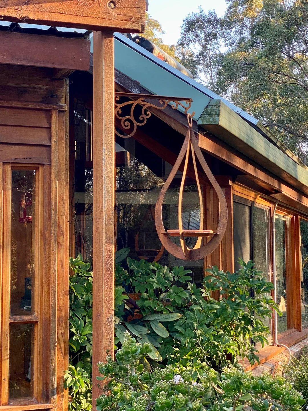 METAL BIRD BATH - FEEDER TEARDROP DESIGN WITH BRACKET